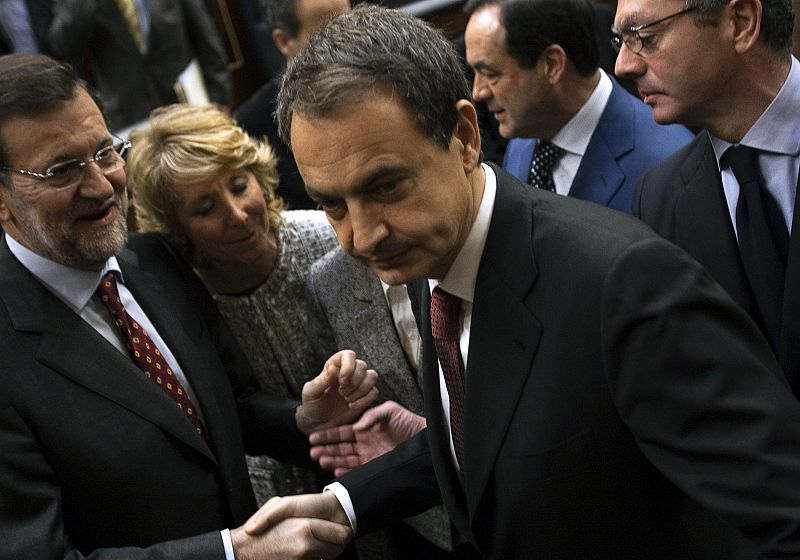 Zapatero y Rajoy, seis años después del 11M, se saludan en el Congreso