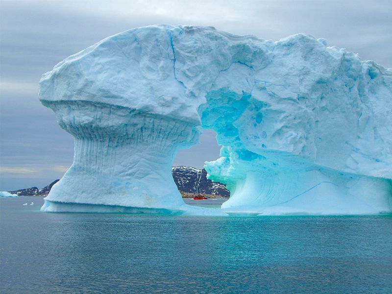 Fotografía de Ángel Navarro Gómez en la costa oeste de Groenlandia a un iceberg ártico.