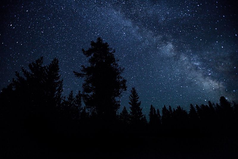 Fotografía de Fernando Ortega donde podemos ver un precioso paisaje nocturno en el que el cielo está repleto de estrellas