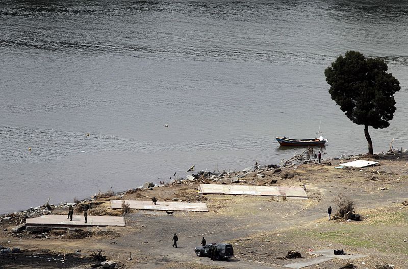 La policía patrulla la costa de La Poza en el sur de Constitución y evacúa a los residentes tras la alerta de tsunami.