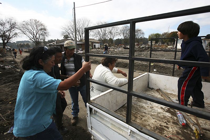 Los vecinos se organizan en furgonetas y camiones para abandonar la costa chilena hasta que pase la alerta de tsunami.