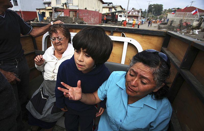 Una familia de Constitución abandona su casa por el miedo a que olas gigantes vuelvan a barrer la ciudad como el pasado 27 de febrero.