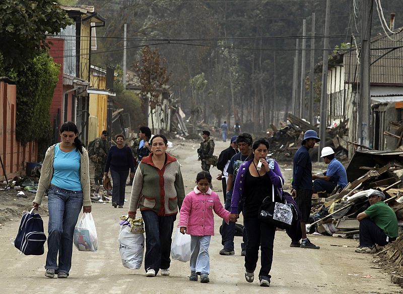 Muchas mujeres han abandonado Constitución junto a sus hijos porque desconfían de que tras el terremoto de magnitud 7,2 no se produzca un tsunami.