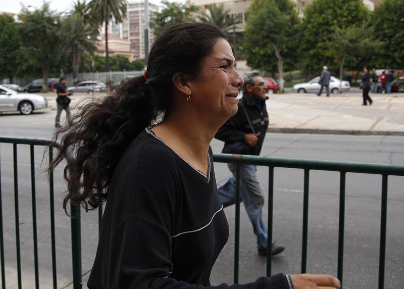 Una mujer llora desconsolada tras el temblor de la tierra en Valparaíso.