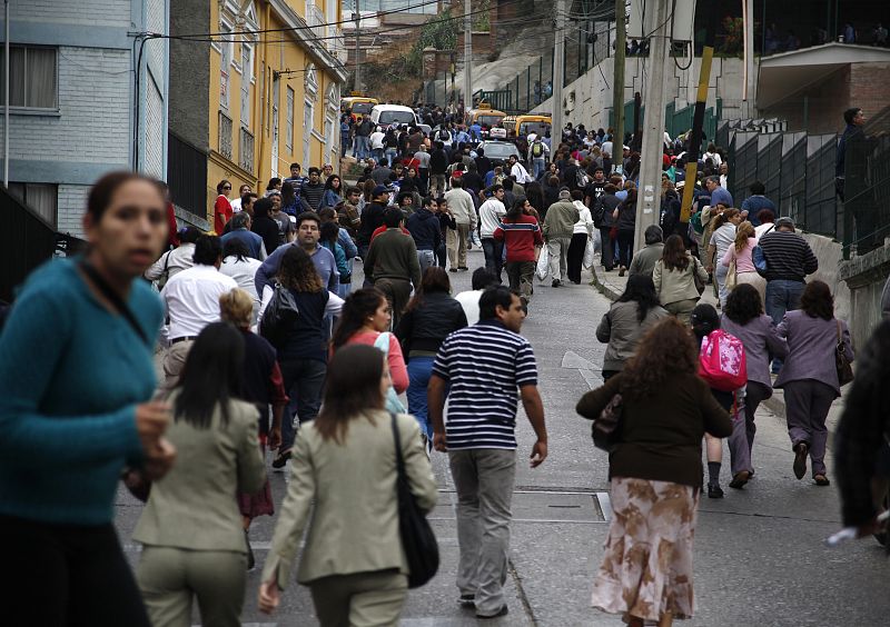 Los residentes de Valparaíso corren despavoridados hacia las zonas más altas de la ciudad ante la alerta de tsunami.