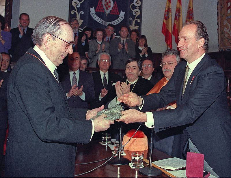 En esta foto de archivo (25/04/94), el Rey Juan Carlos entrega al escritor el XVIII premio "Miguel de Cervantes" de Literatura, máximo galardón de las letras castellanas, en el paraninfo de la Universidad de Alcalá de Henares.