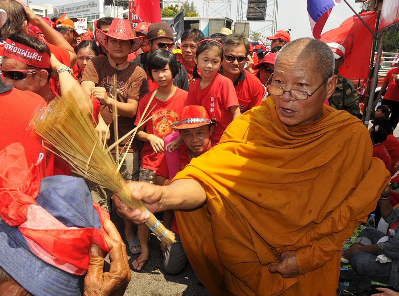 DETRACTORES DEL GOBIERNO EXIGEN EN LAS CALLES LA INMEDIATA DISOLUCIÓN DEL PARLAMENTO Y ELECCIONES ANTICIPADAS