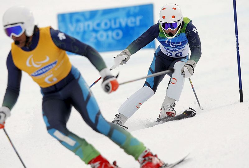 El español Andrés Boirá (dcha), junto a Aleix Sune como guía, en acción durante la prueba de eslalon