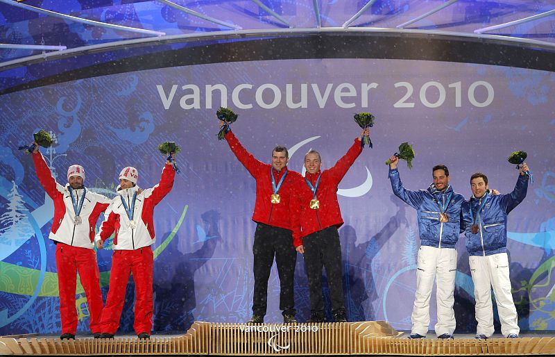 Jon Santacana (2i) ha logrado la primera medalla, la de plata, en la modalidad de eslalon, del equipo español en los X Juegos Paralímpicos de Vancouver 2010