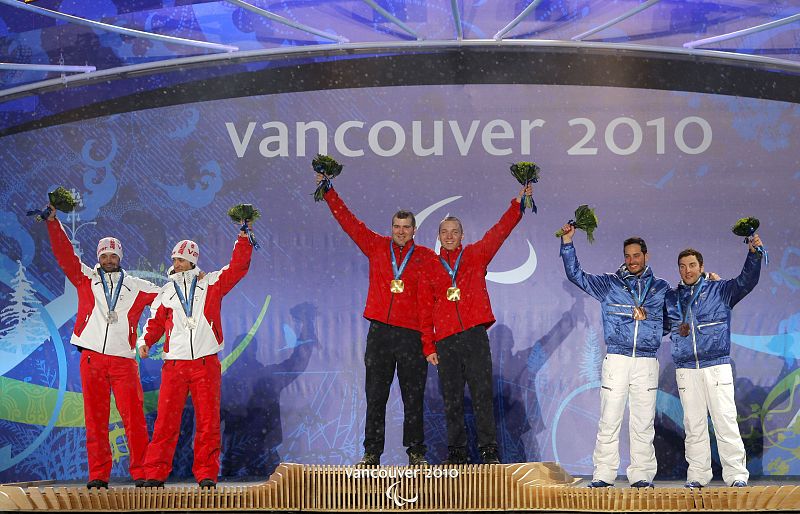 Jon Santacana (2i) ha logrado la primera medalla, la de plata, en la modalidad de eslalon, del equipo español en los X Juegos Paralímpicos de Vancouver 2010