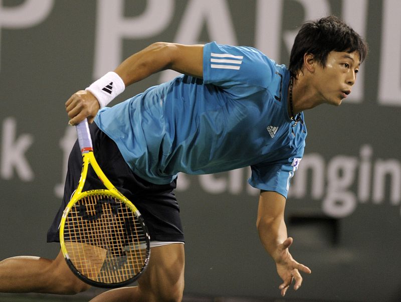 El tenista Yen-Hsun Lu de Taipei devuelve la pelota ante el estadounidense Andy Roddick.