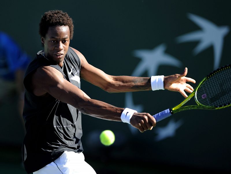 El tenista francés Gael Monfils devuelve la bola al alemán Simon Greul.