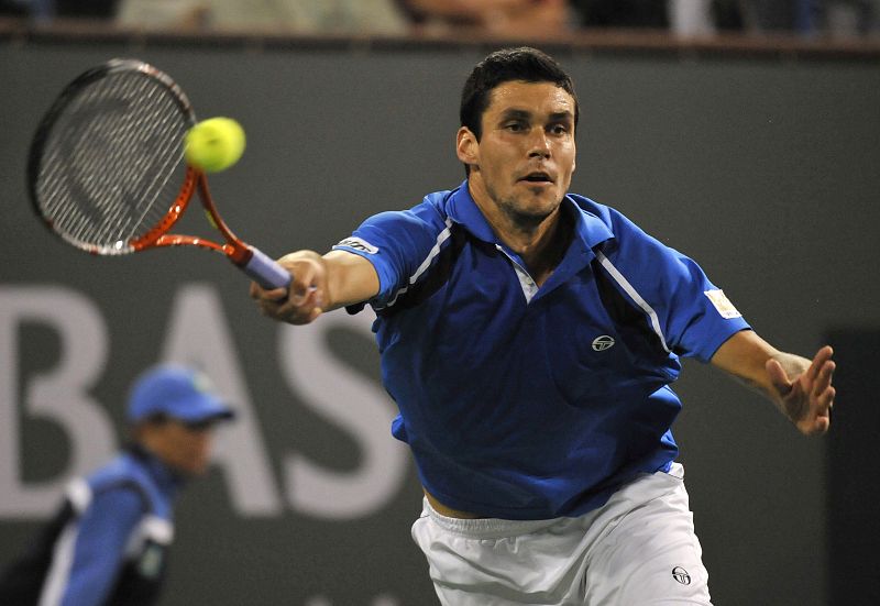 El tenista rumano Victor Hanescu devuelve la pelota ante el suizo Roger Federer.