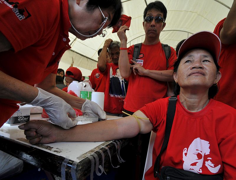 Otra partidaria del primer ministro derrocado, Thaksin Shinawatra, donando sangre