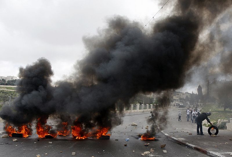 Los palestinos han intentado evitar la entrada de la policía israelí quemando neumáticos