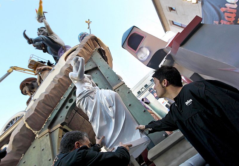 David Villa visita las Fallas