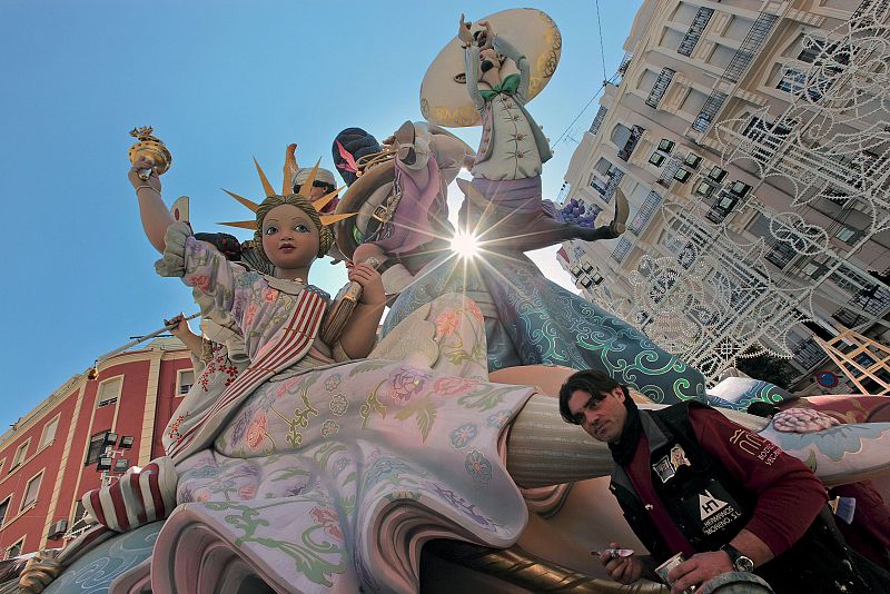 Preparativos para 'la nit de la plantà' de las Fallas 2010