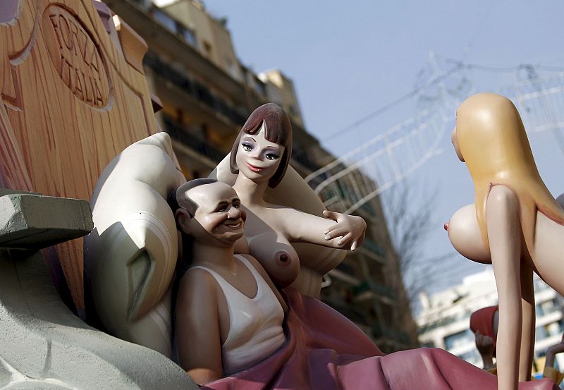 Berlusconi y sus 'belinas' en las Fallas 2010