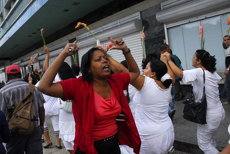 CONTRA-MANIFESTACIÓN OFICIALISTA A MARCHA DE LAS DAMAS DE BLANCO CUBANAS