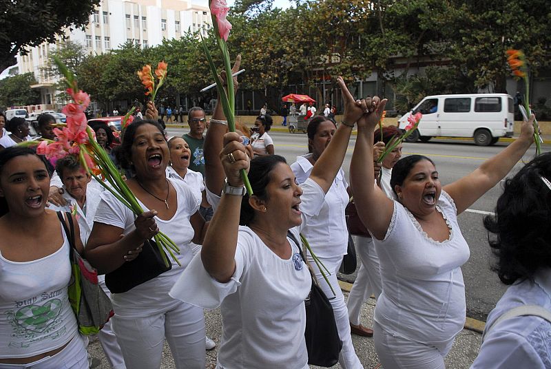 Las Damas de Blanco protestan en el séptimo aniversario del encarcelamiento de 75 opositores condenados en 2003.