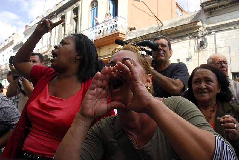 CONTRA-MANIFESTACIÓN OFICIALISTA A MARCHA DE LAS DAMAS DE BLANCO CUBANAS