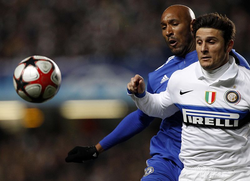 Zanetti controla ante la presión de Anelka.