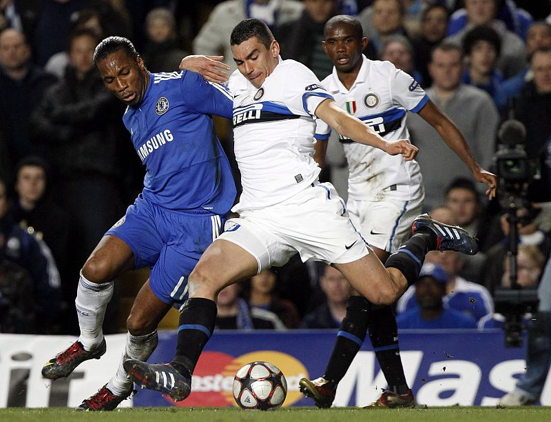 Drogba lucha con Lucio en un lance del partido.