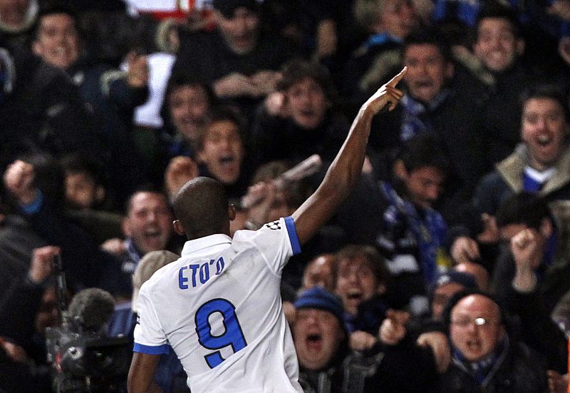 Eto'o celebra el tanto de la victoria interista.