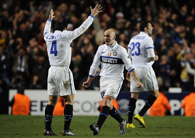 Zanetti y Cambiasso celebran la victoria interista en Londres.