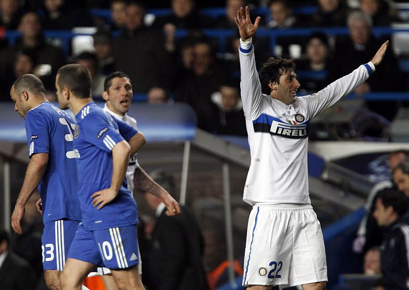 Milito celebra la victoria del Inter ante la mirada de sus rivales.