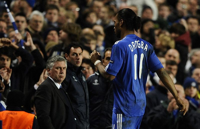 Drogba, camino de los vestuarios tras ser expulsado.