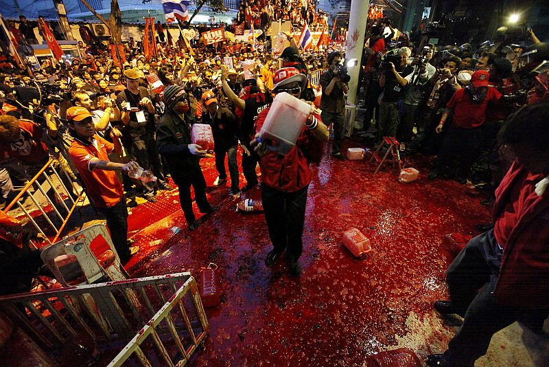 Los "camisas rojas" estuvieron manifestLos "camisas rojas" estuvieron manifestándose frente a la casa del primer ministro durante media hora