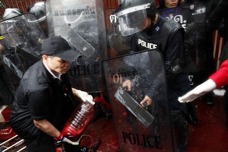 Los "camisas rojas" lograron romper el cordón policial y arrojar su sangre