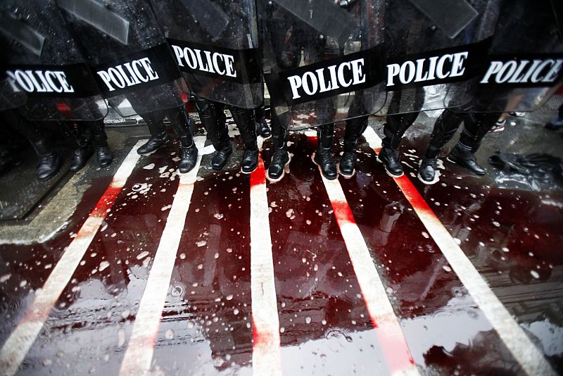 Tras el vertido de sangre, el cordón policial se ha vuelto a formar frente a la casa del primer ministro