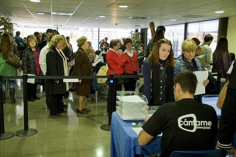 Los candidatos, a su entrada a San Cugat para asistir al casting de "Cántame cómo pasó"