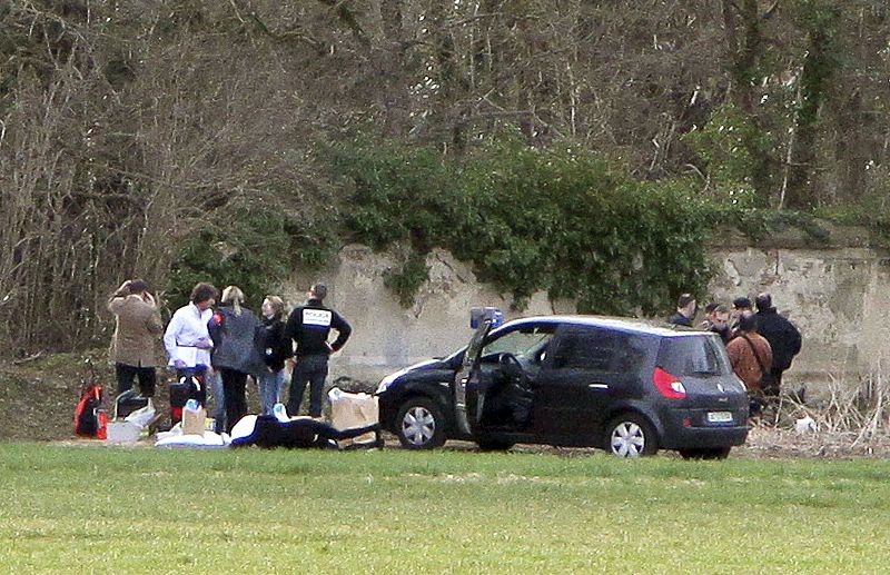 CONTINÚA EL DISPOSITIVO POLICIAL EN EL LUGAR DONDE ETA MATÓ A UN POLICÍA GALO