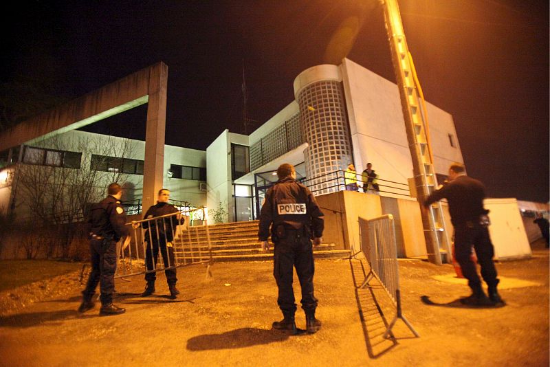 AGENTES DE LA POLICÍA FRANCESA A LAS AFUERAS DE LA COMISARÍA DE LA LOCALIDAD DE DAMMARIE-LES-LYS