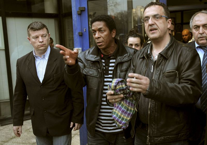 CONTINÚA EL DISPOSITIVO POLICIAL EN EL LUGAR DONDE ETA MATÓ A UN POLICÍA GALO