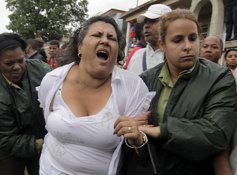Security forces drag member of Ladies in White into bus after march in Havana