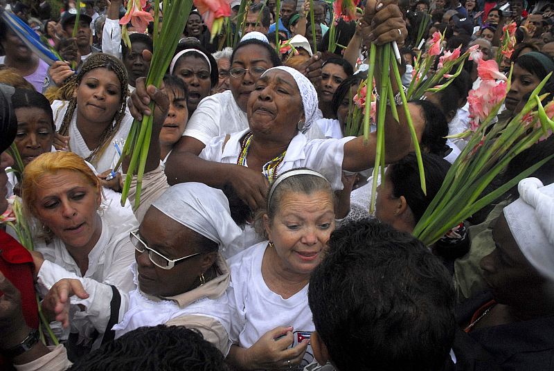 AGENTES CUBANOS EMPUJAN, ARRASTRAN Y SUBEN A AUTOBUSES A DAMAS DE BLANCO