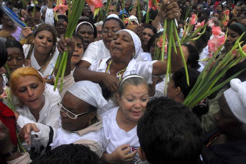 AGENTES CUBANOS EMPUJAN, ARRASTRAN Y SUBEN A AUTOBUSES A DAMAS DE BLANCO