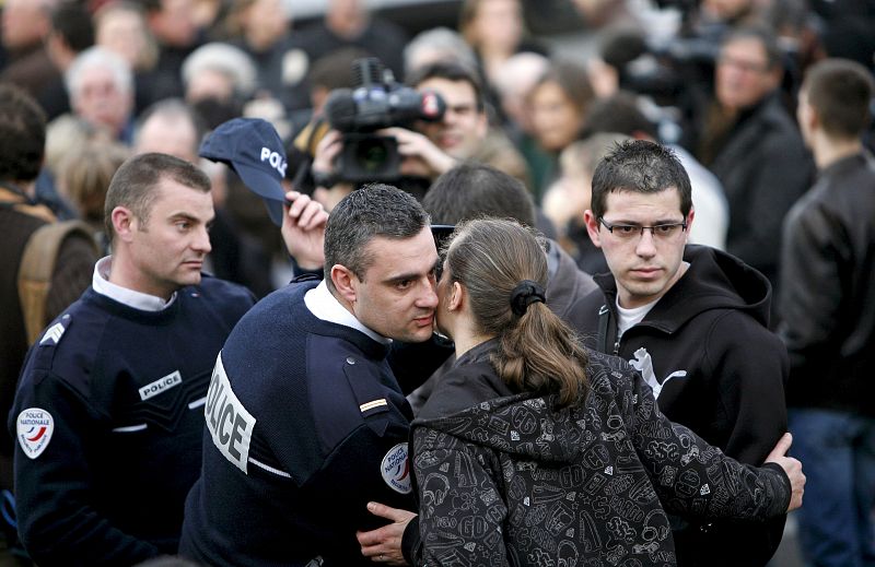 COMPAÑEROS Y ALLEGADOS HOMENAJEAN AL PRIMER POLICÍA FRANCÉS ASESINADO POR ETA