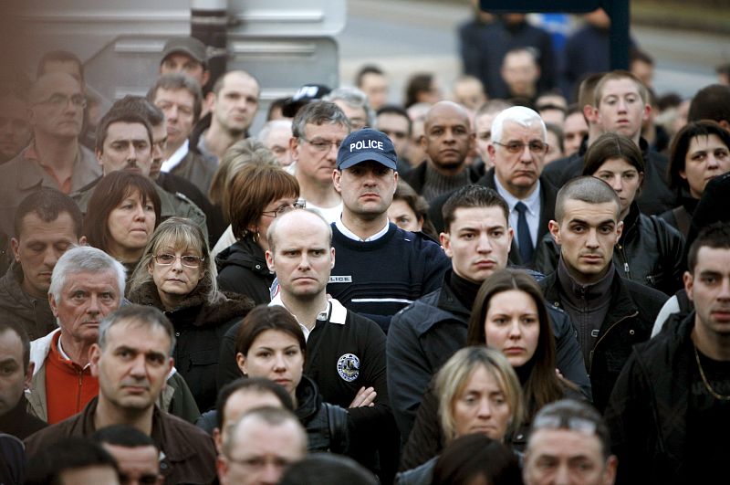 COMPAÑEROS Y ALLEGADOS HOMENAJEAN AL PRIMER POLICÍA FRANCÉS ASESINADO POR ETA