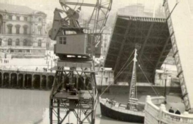 Al fondo, el ayuntamiento de Bilbao, año 1965