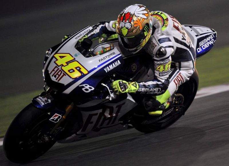 El italiano Valentino Rossi, piloto del equipo Fiat Yamaha en la categoría Moto GP, es fotografiado durante los entrenamientos de la noche oficial de pruebas en el Circuito Internacional de Doha, Qatar.