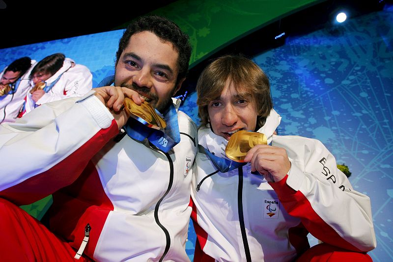 El esquiador Jon Santacana (d),junto a su guía Miguel Galindo (i), posan tras haber logrado la primera medalla de oro para el equipo español, en la prueba de descenso