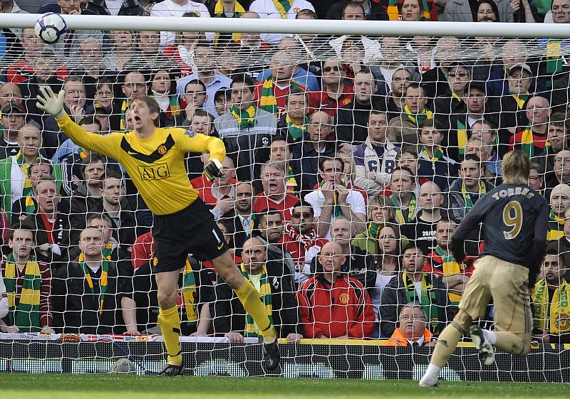 Rooney empata en el último 'clásico' ante el Liverpool al rematar el rechace de un penalti que le había parado Pepe Reina.