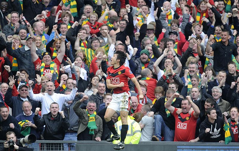 Parki Ji Sung, que se marchó ovacionado, celebra el segundo gol del United.