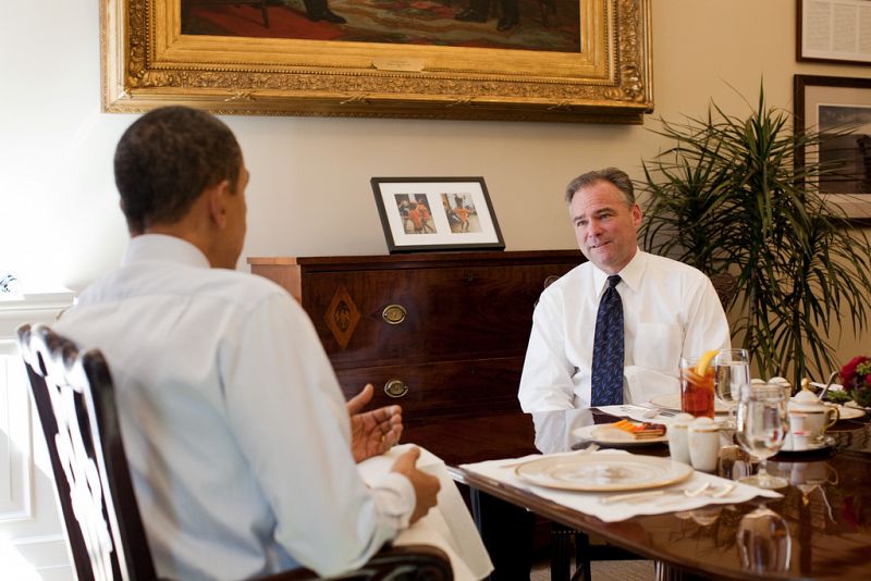 Obama almuerza con el jefe del Comité Nacional Demócrata, Tim Kaine, en la sala privada del Despacho Oval el pasado 16 de marzo para preparar la estrategia ante la votación final.