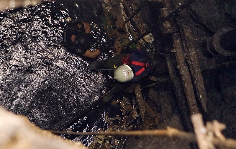 Spanish National Police Special Forces officers search for disappeared girl Sara Morales inside an abandoned well in the Jinamar neighbourhood